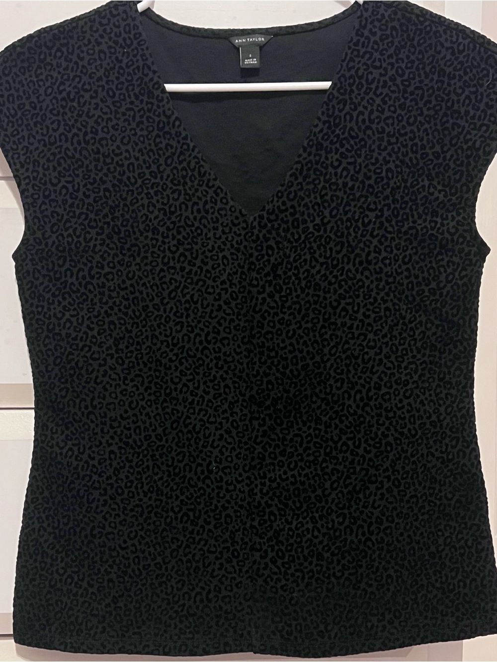 Ann Taylor Black V-Neck Sleeveless Leopard-Texture Tank